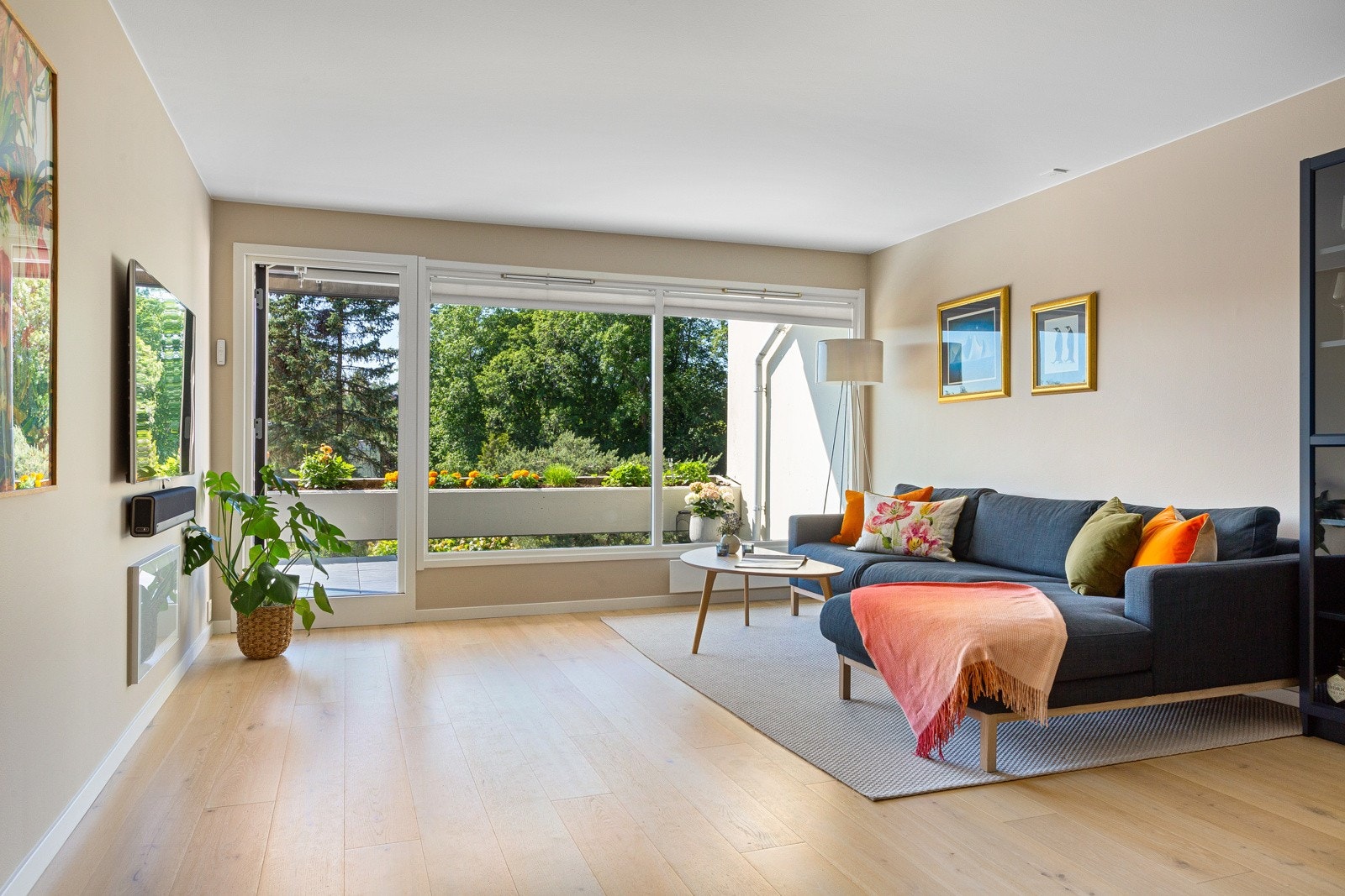 Leiligheten har en nydelig stue med store vinduer som slipper inn godt med dagslys. Stuen har god plass for både sofagruppe og spisebord. Galleribilde