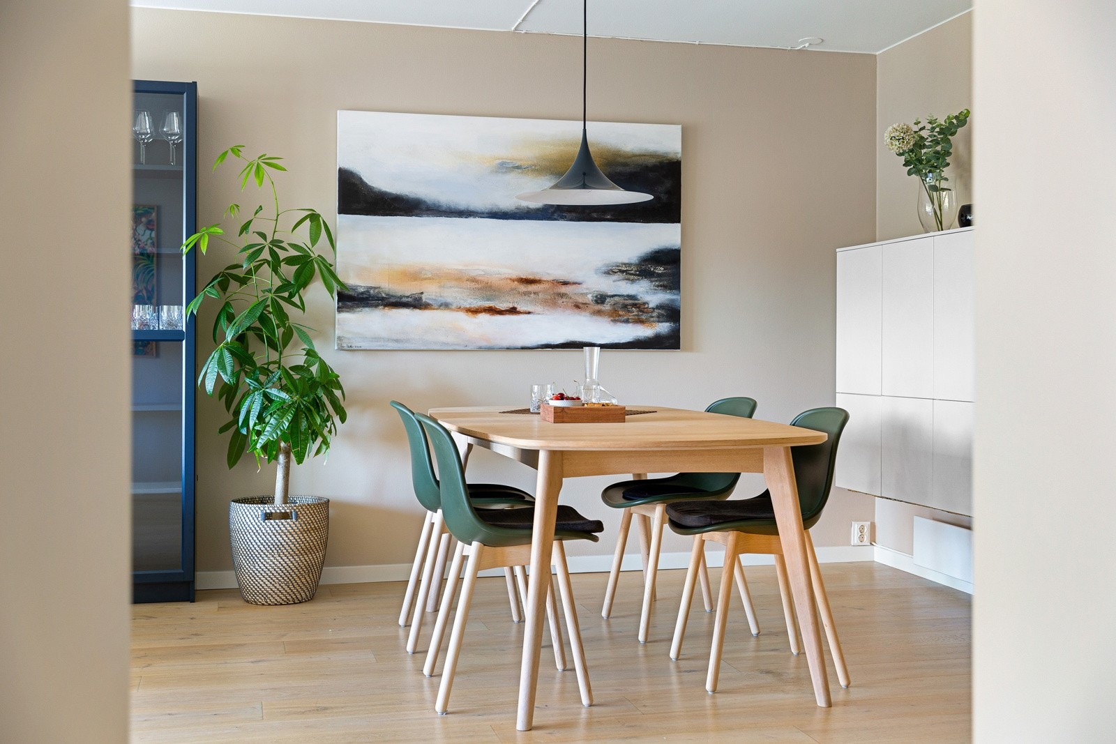 Alle veggene er malt i behagelige, tidsriktige farger. Stuen passer utmerket til både rolige og sosiale kvelder. Galleribilde