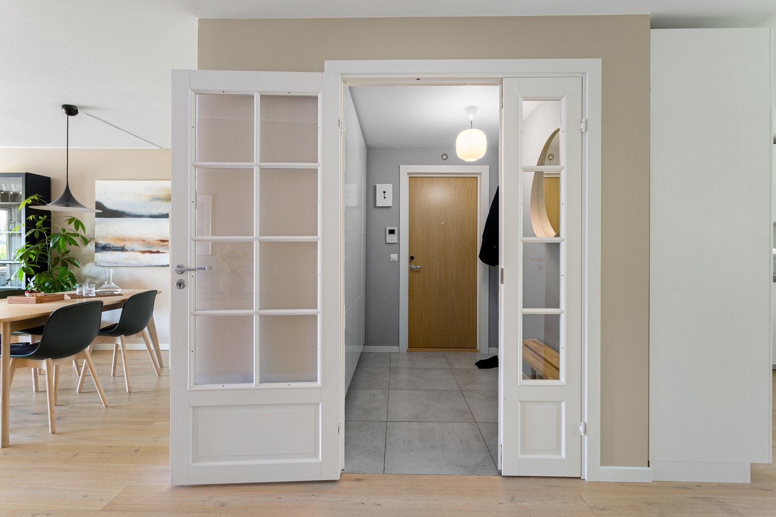 Leiligheten ligger i blokkens andre etasje. Innbydende entré med doble dører. Galleribilde