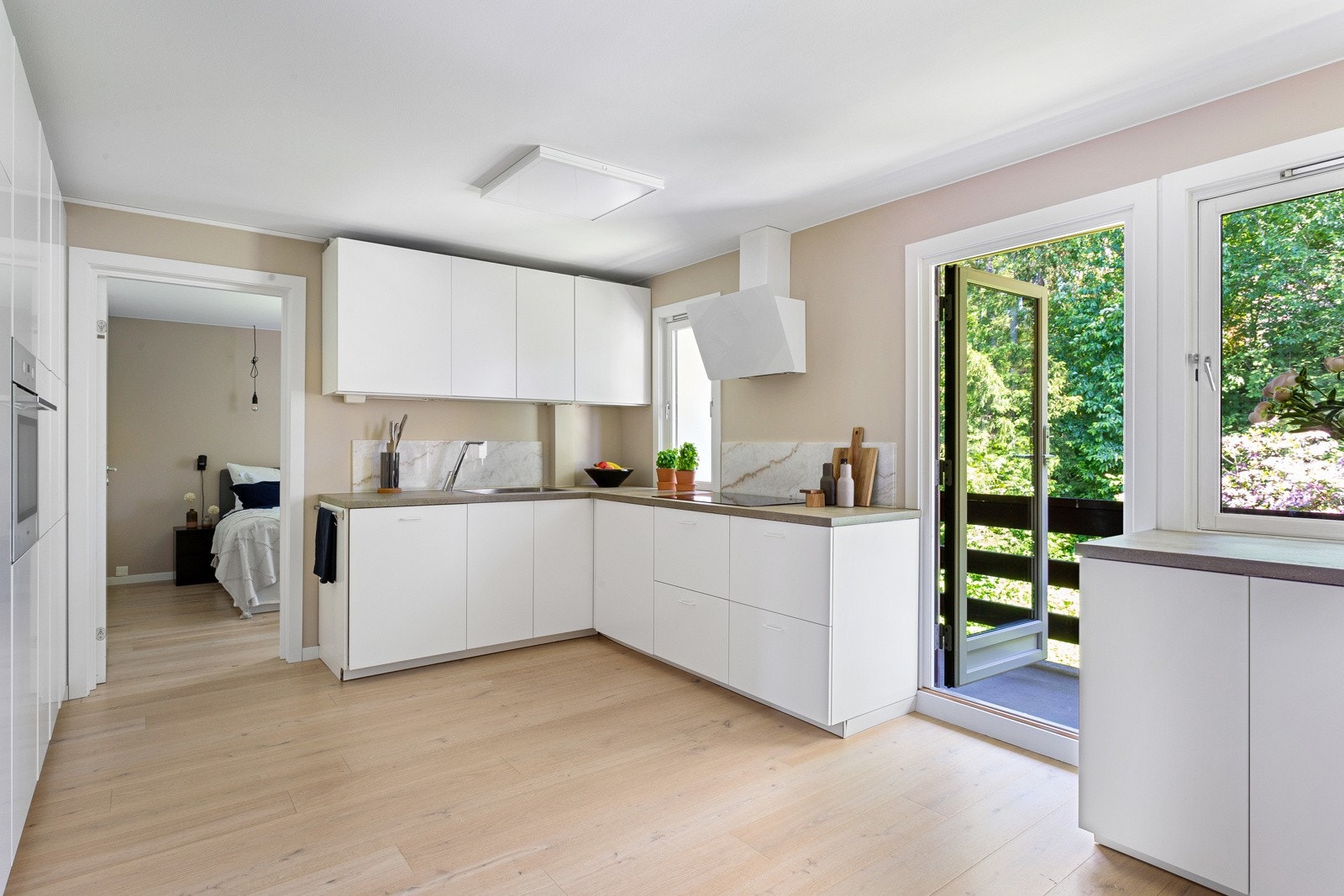 Kjøkkenet har flere vinduer og det er utgang til en koselig, østvendt frokostbalkong. Galleribilde