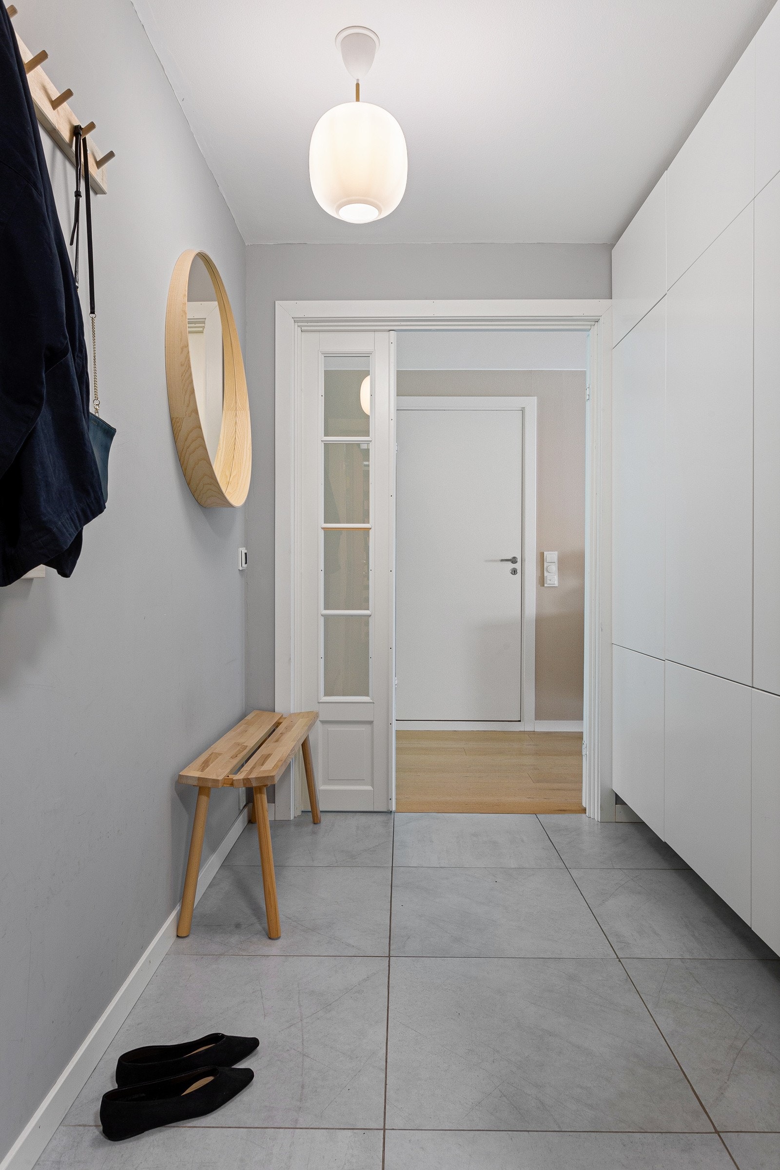 Entreen har gulvfliser, gulvvarme, garderobeskap og porttelefon med videokamera. Galleribilde