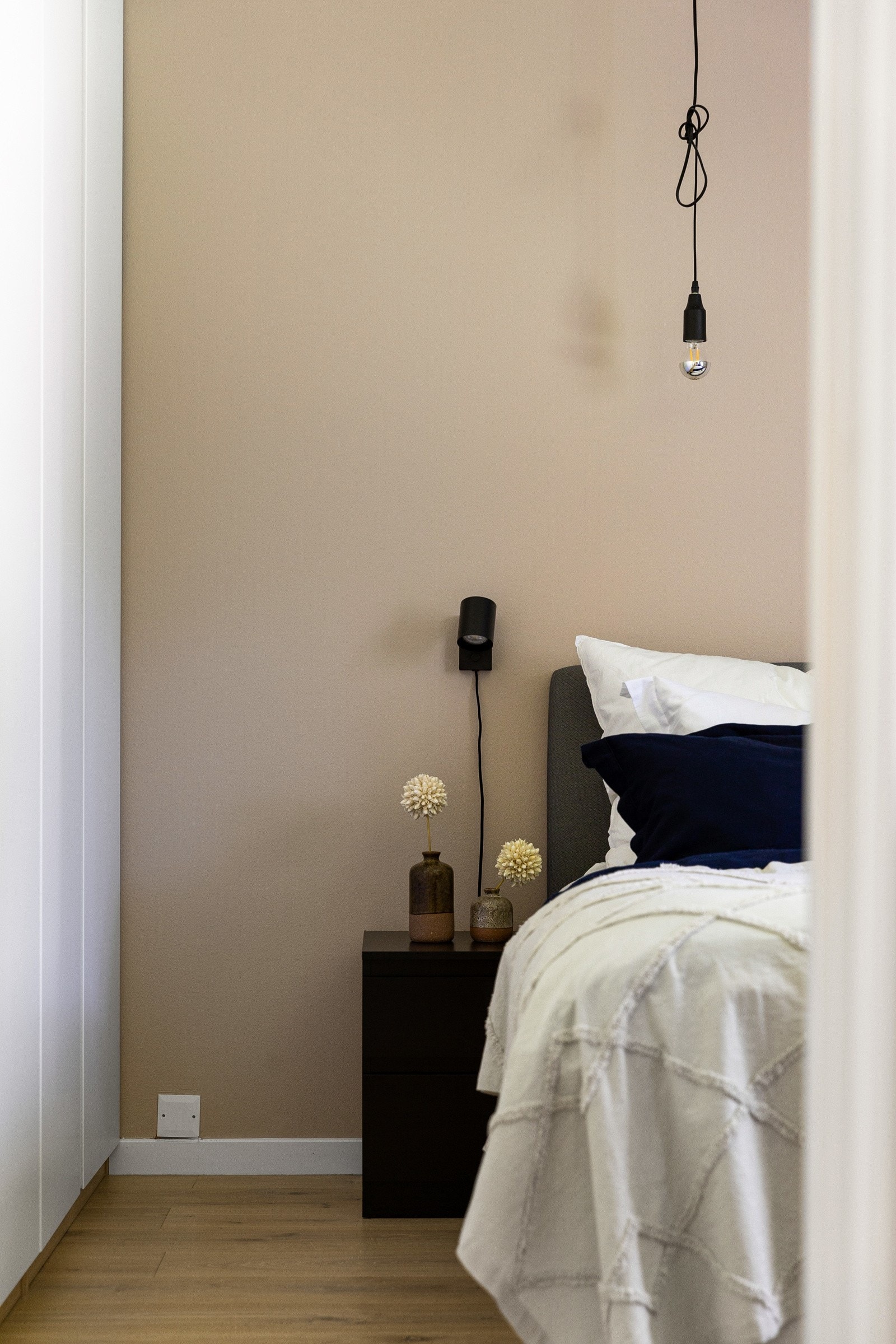 Soverommene har enstavs eikeparkett på gulvet, og veggene er malt i behagelige farger. Galleribilde