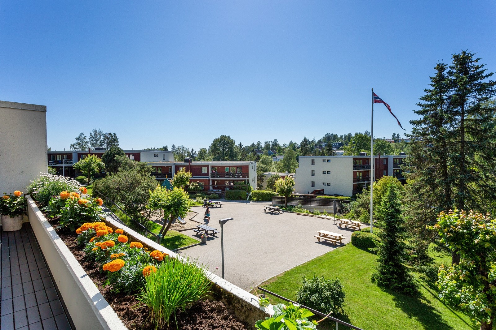 Fellesområdet er barnevennlig og pent opparbeidet med asfalterte internveier, store grøntområder og fin beplantning. Galleribilde