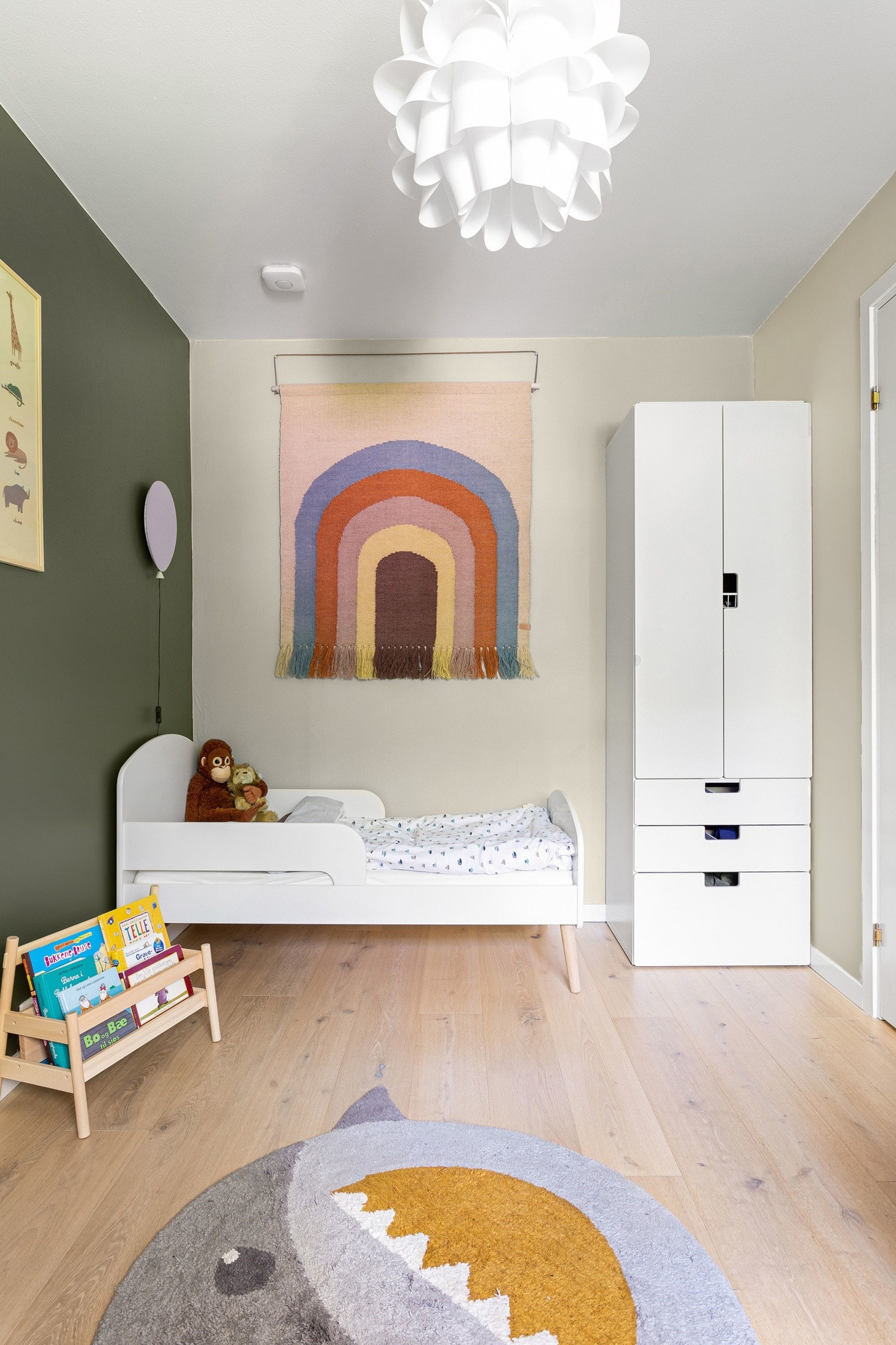 Varmtvann, garasjeplass, trappevask, felles forsikring, kabel-tv og internett er inkludert i fellesutgiftene. Galleribilde