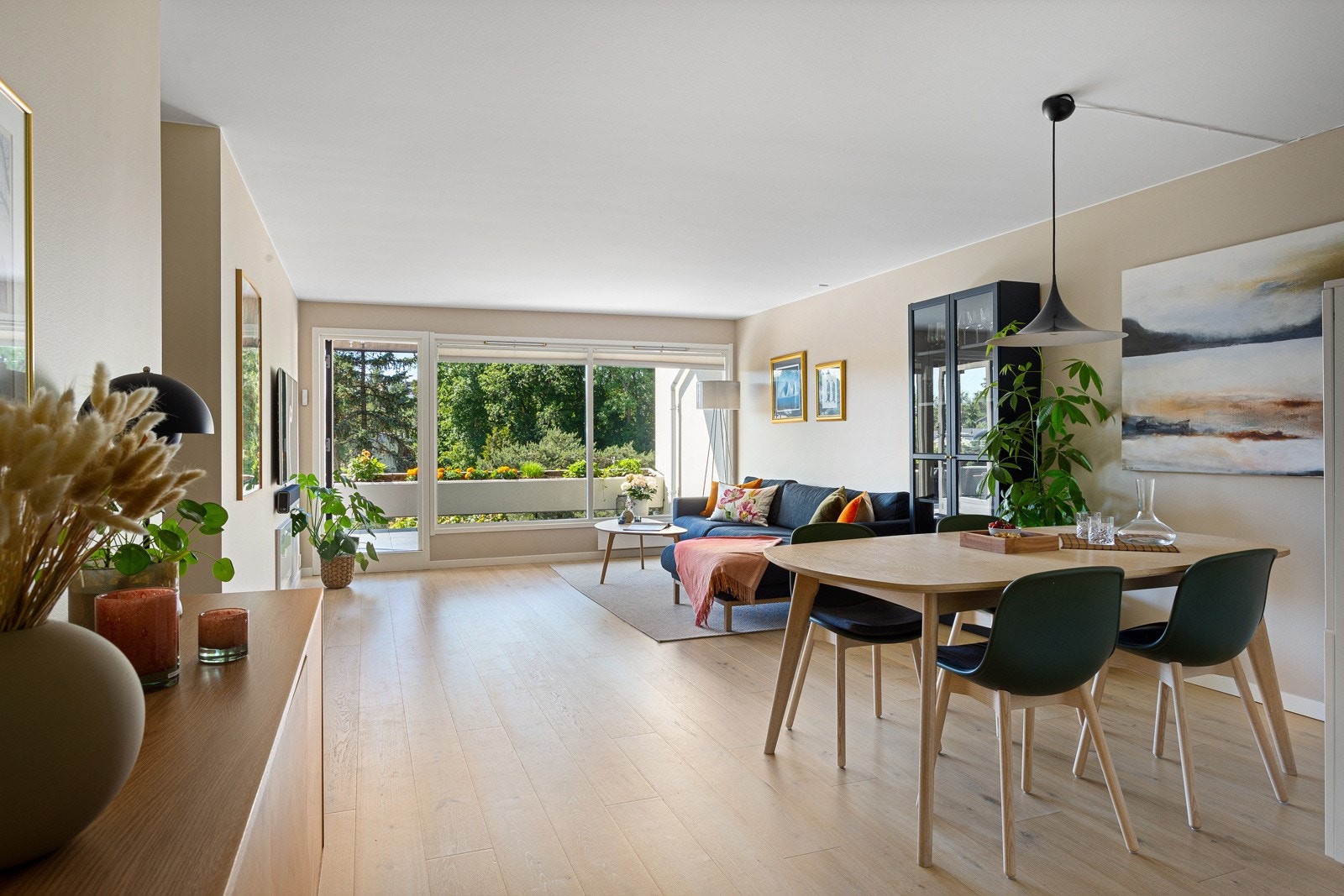 Megler Kristine Følkner, Privatmegleren Scenario ønsker velkommen til visning av attraktiv, stilren, lys og gj.gående 4-roms terrasseleilighet i bygningens andre etasje. Galleribilde