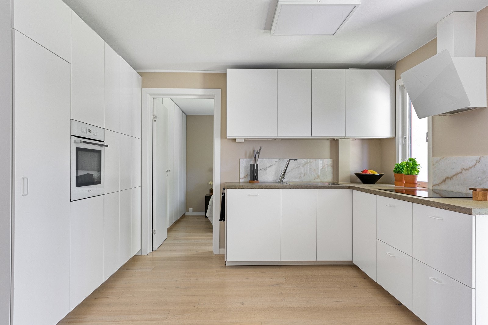 Leiligheten har et stort, flott kjøkken i eget rom med enstavs parkettgulv og pent malte vegger. Galleribilde