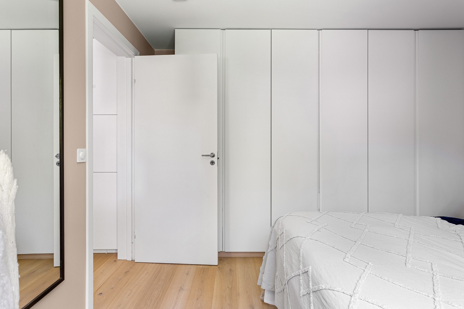 To av soverommene har godt med skap. Ellers er det garderobeskap i entré og i en mellomgang Galleribilde