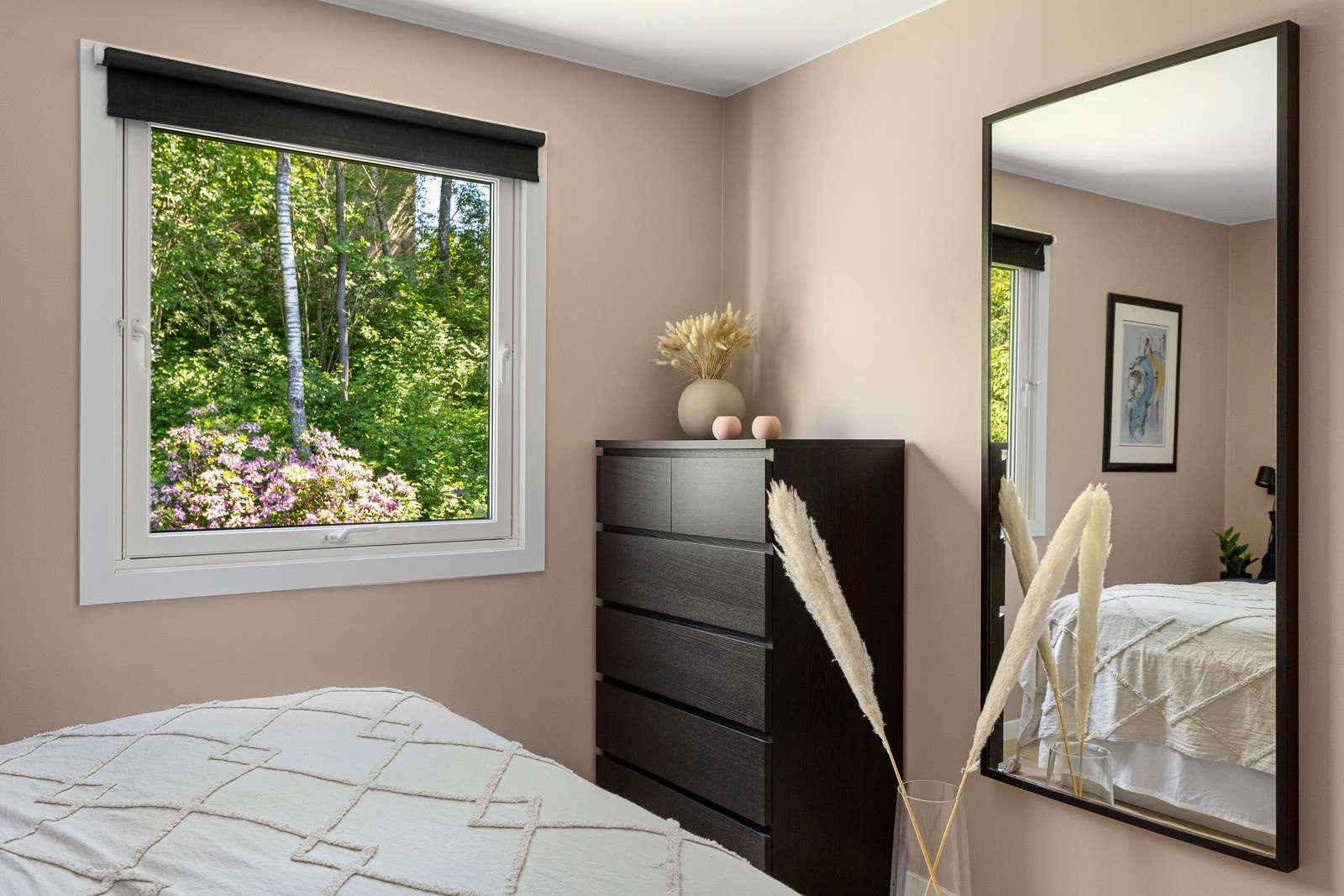 Leiligheten har en god planløsning. Hovedsoverommet har utsyn mot stille, skjermet grøntområde. Galleribilde