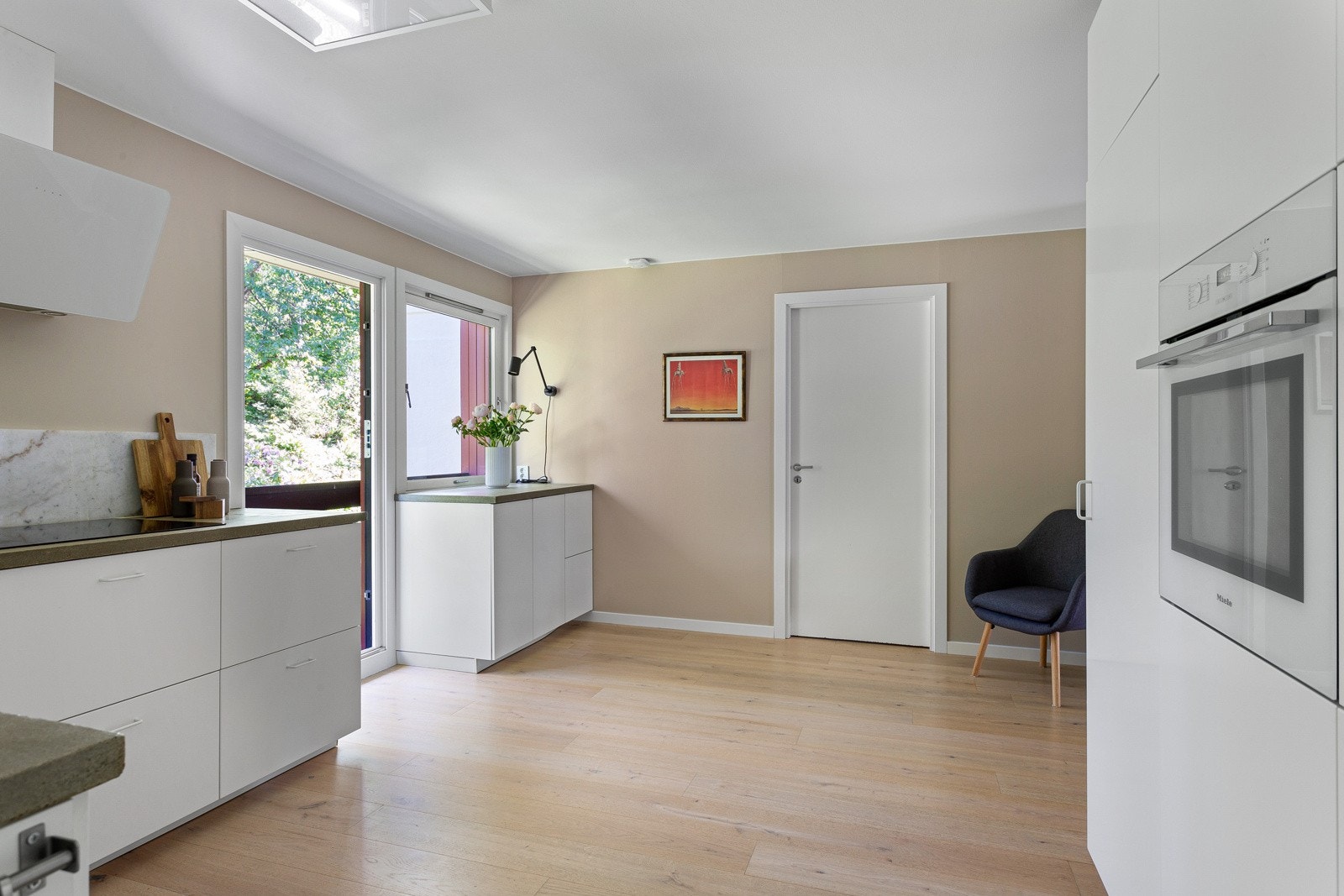 Hvitevarene består av integrert oppvaskmaskin, kjøl/frys og stekeovn fra Miele, i tillegg til induksjonstopp. Galleribilde