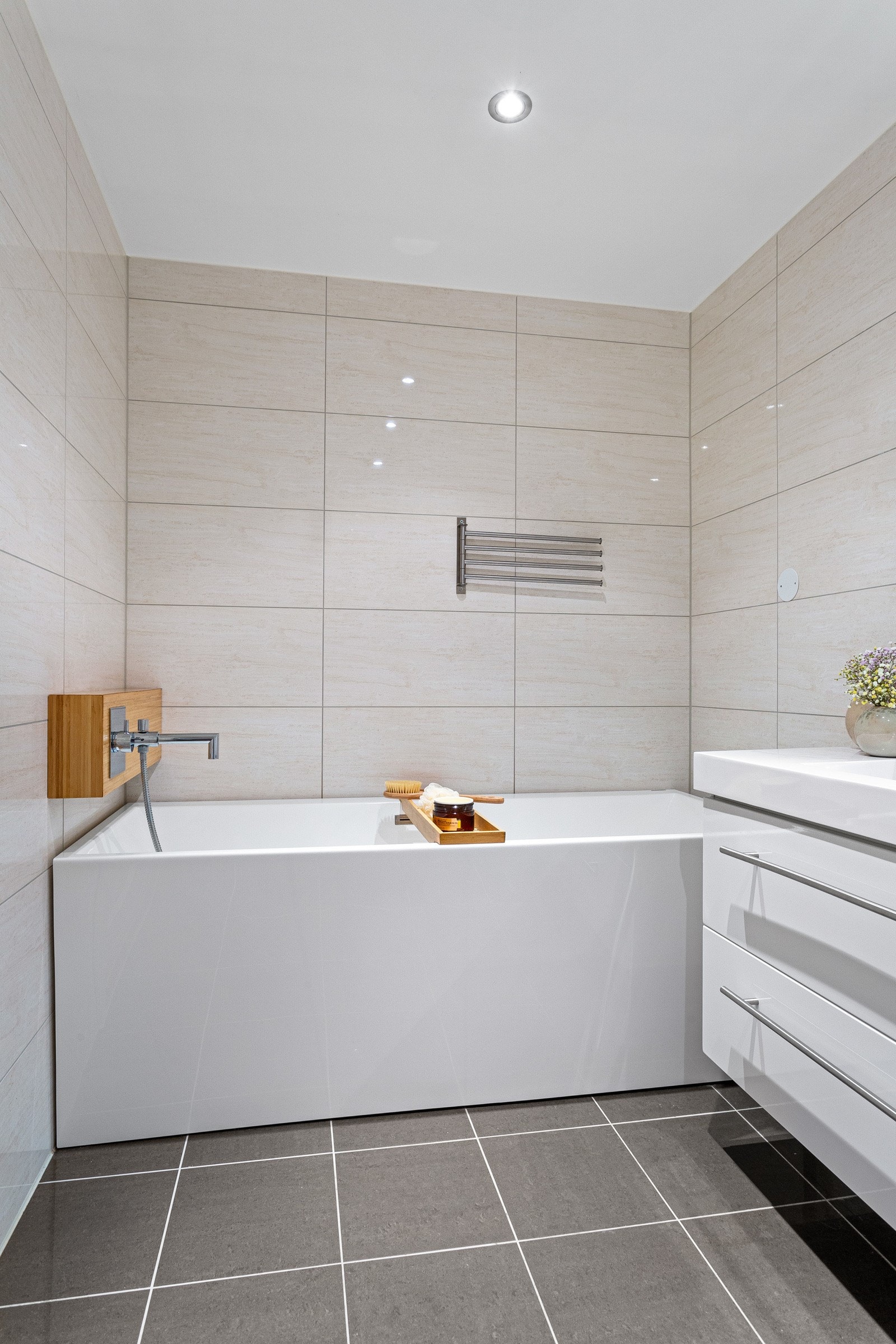 Det ene badet har et deilig badekar for ekstra velvære. Galleribilde