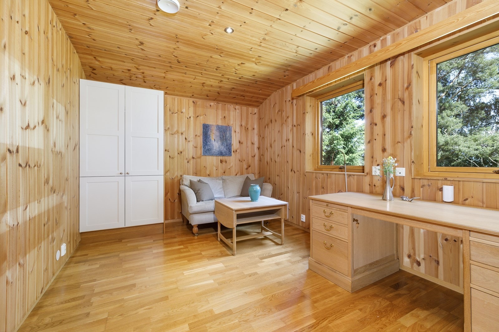 Kontoret er plassert i enden av huset og har utsikt til naturen. Galleribilde