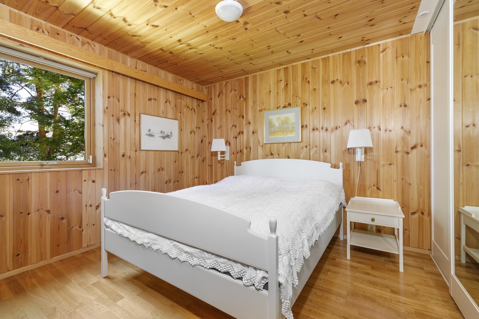 Hovedsoverommet har rikelig med oppbevaring i skyvedørsgarderoben. Galleribilde