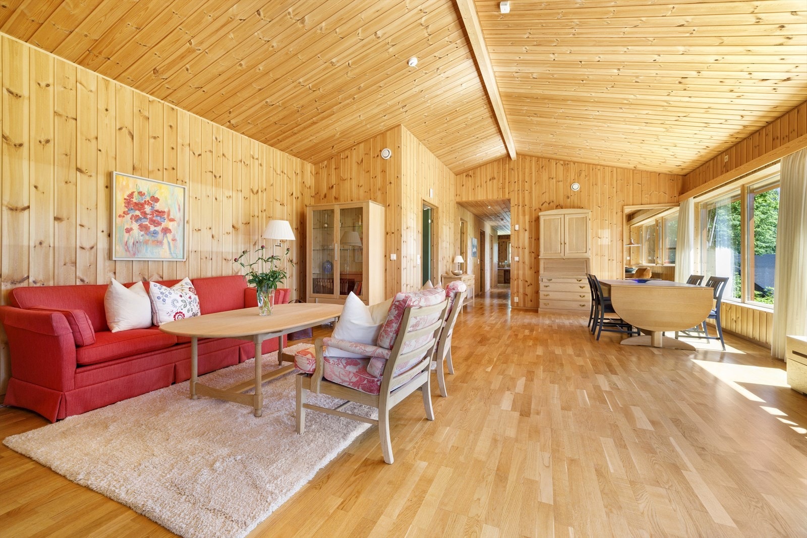 Stor raus stue og spisestue i åpen løsning. Galleribilde