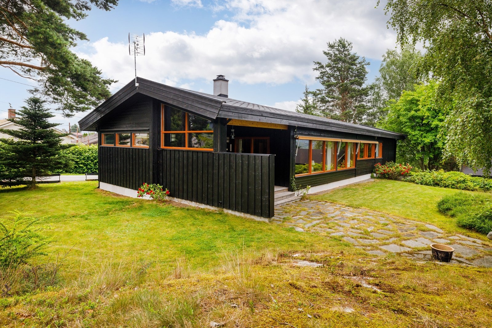 Boligen har stilren enkel fasade med alt areal på en flate. Galleribilde