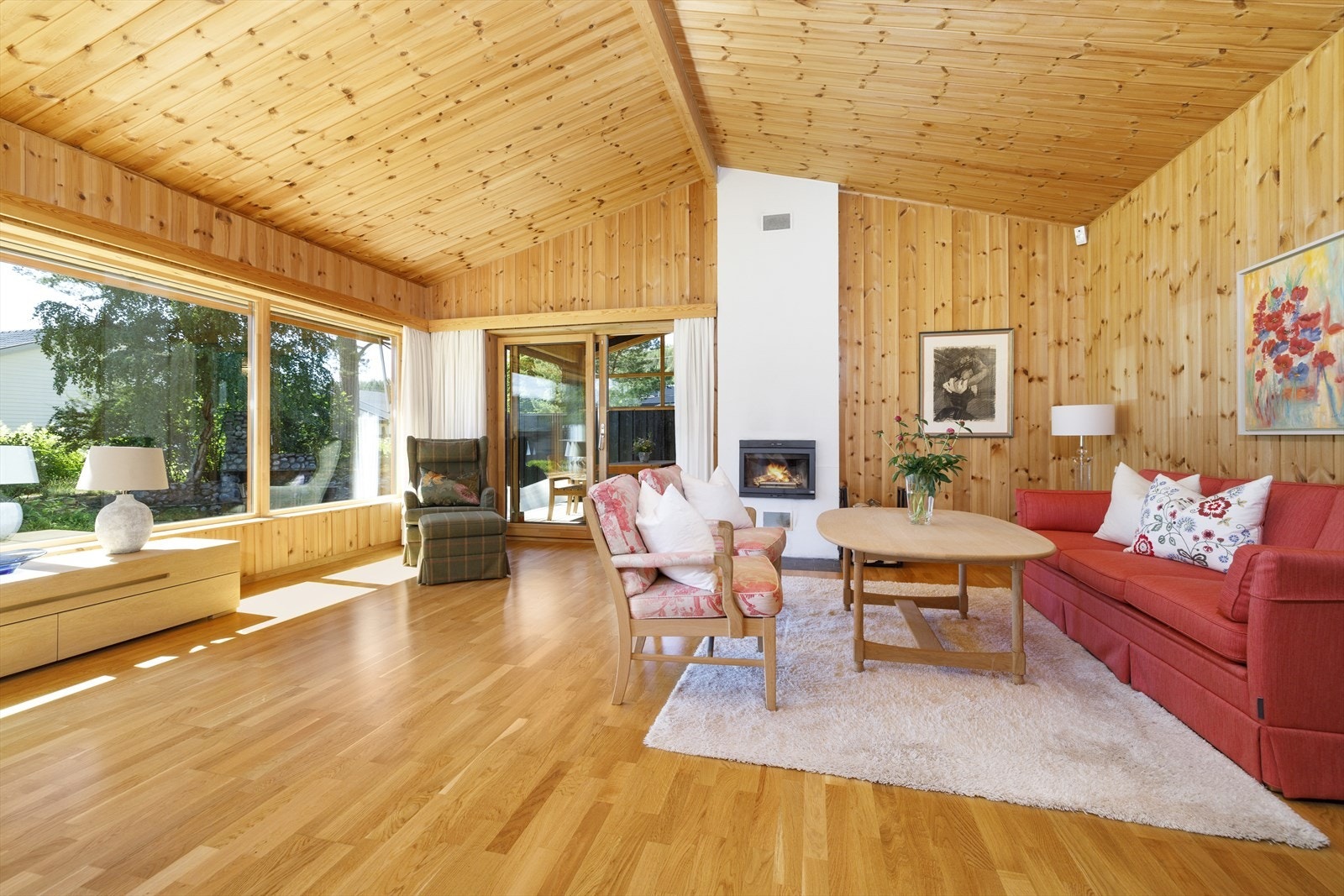 De store vinduene mot syd gir rommet mye naturlig lys. Galleribilde