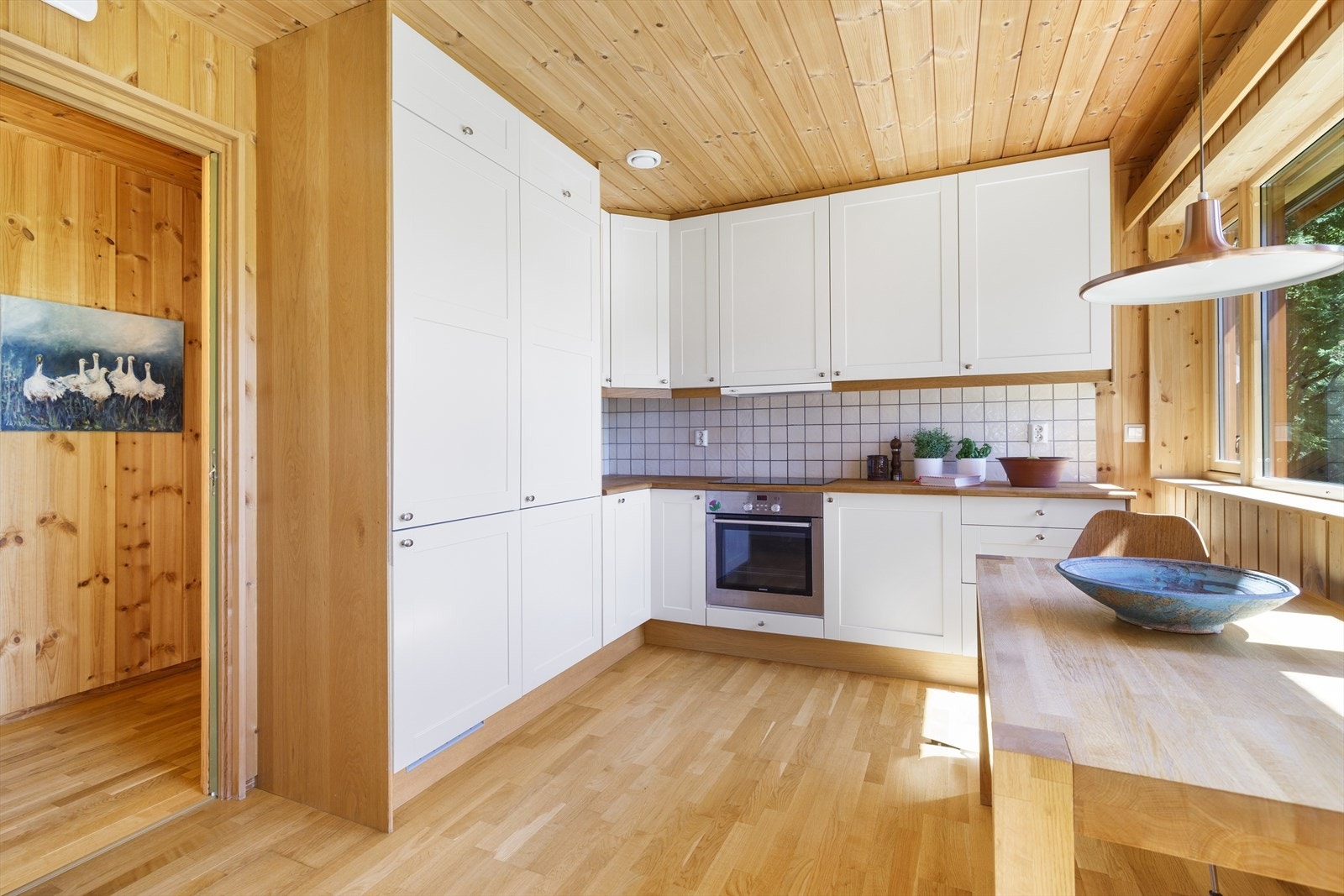 Praktisk kjøkken til tak. Integrerte hvitevarer følger med. Rommet har skyvedør til gangen. Galleribilde