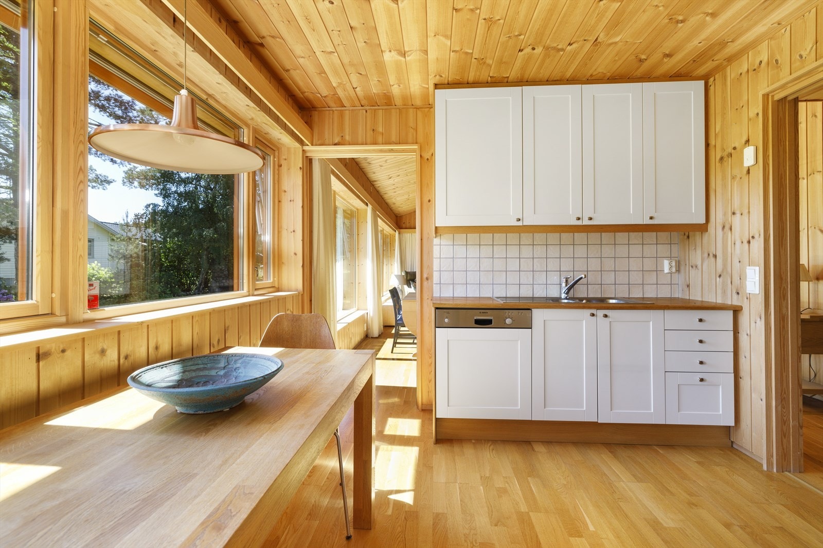 Det er koselig med spiseplass på kjøkken, selv om spisestuen er plassert rett innenfor. Galleribilde