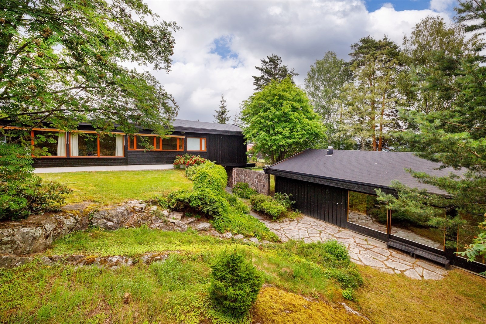 Hagen er som en skjermet oase med plener, beplantning og naturtomt. Galleribilde