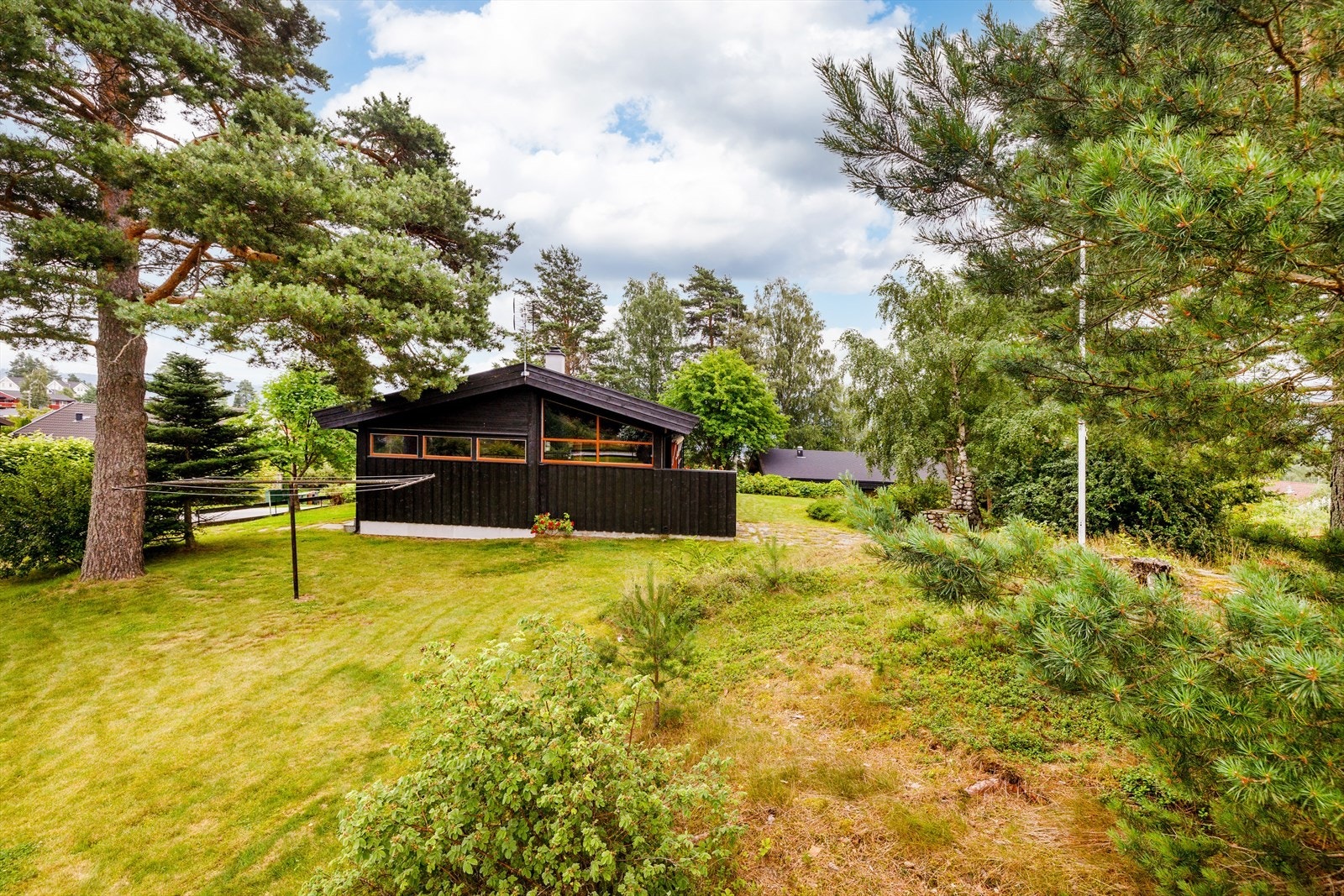 Begge byggene er "lagt" fint i terrenget. Galleribilde