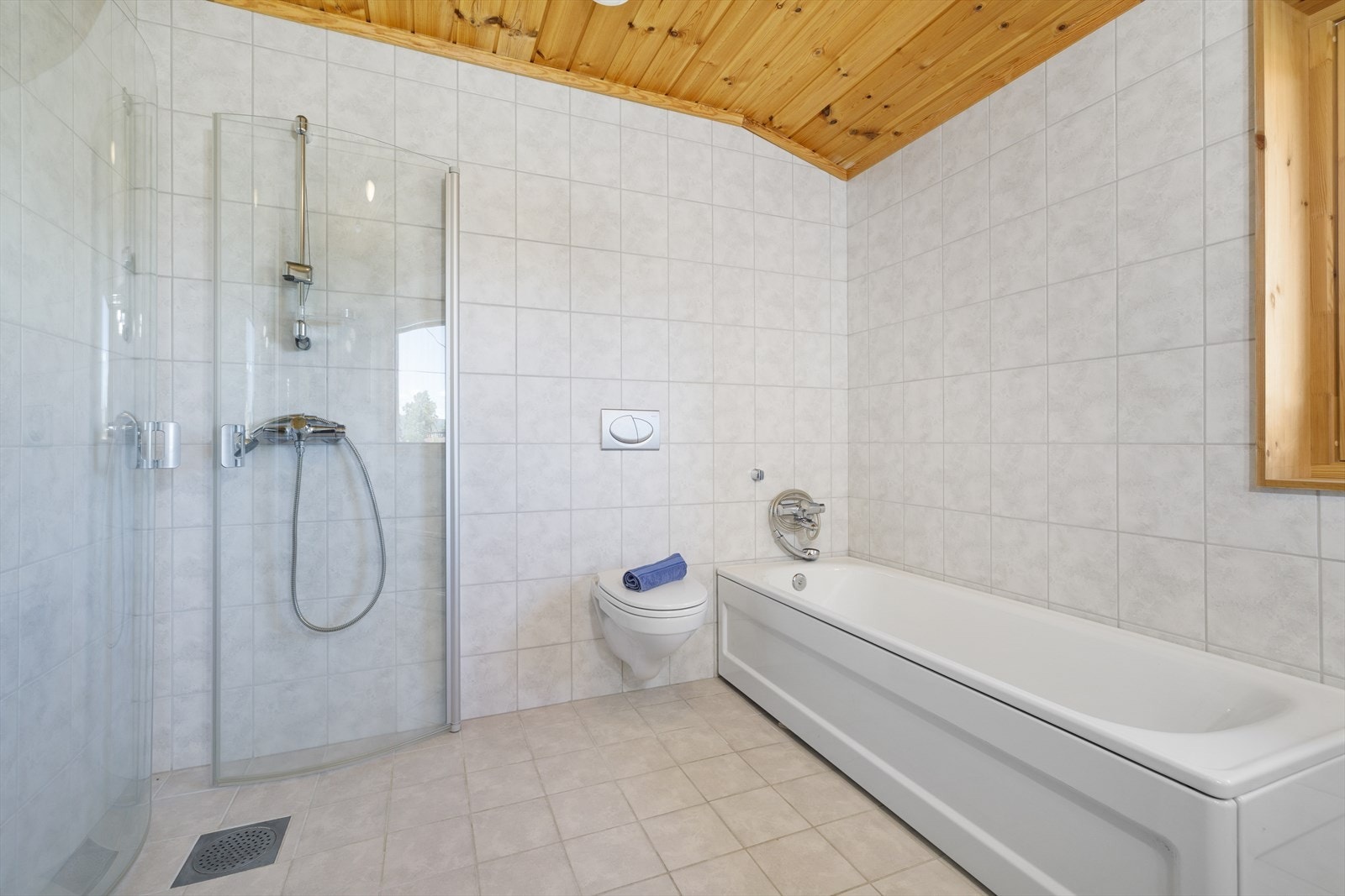 Både dusj og badekar samt vegghengt toalett. Galleribilde