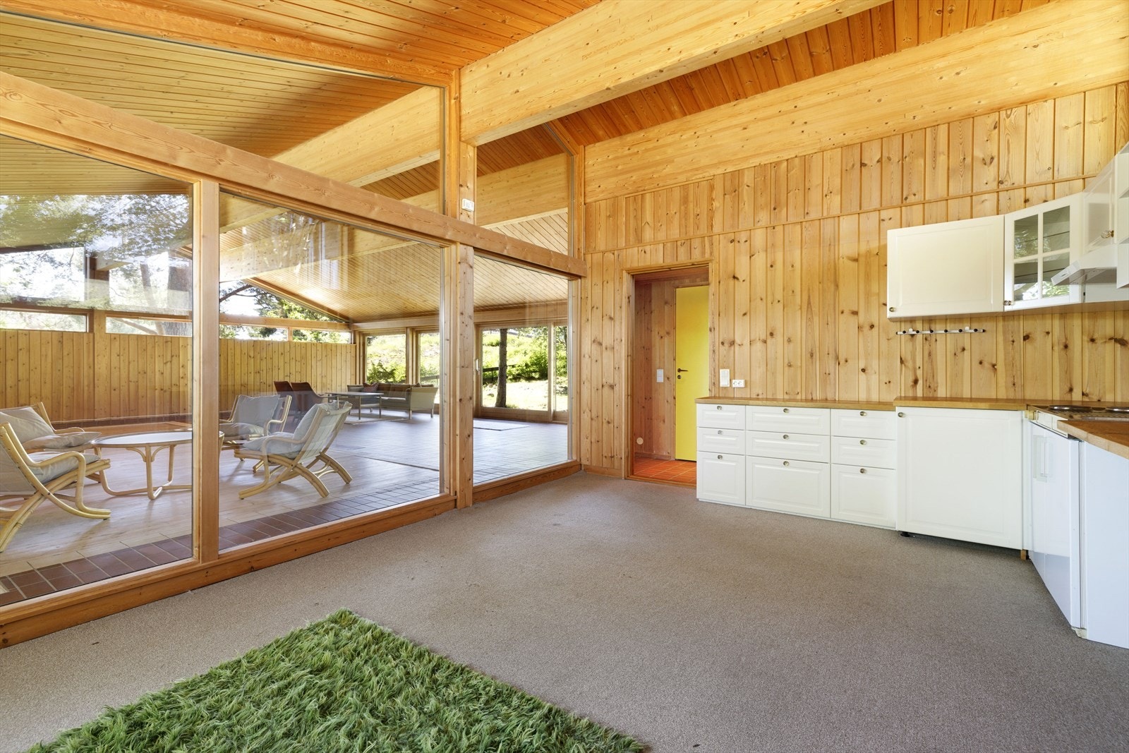 Kjøkkenet har fin kontakt med det store rommet. Galleribilde