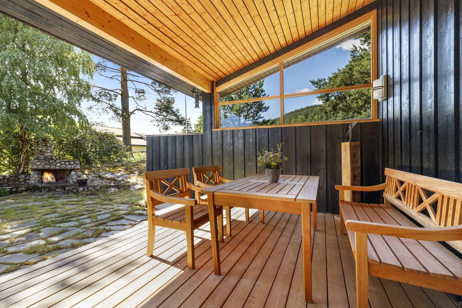 Skjermet overbygget uteplass. Galleribilde