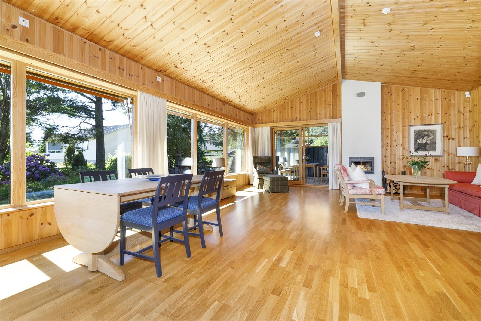 Det er vannbåren varme i gulvene i tillegg til rentbrennende peis. Galleribilde