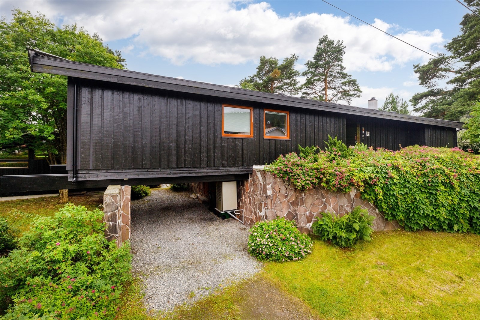 Carport under boligen. Galleribilde