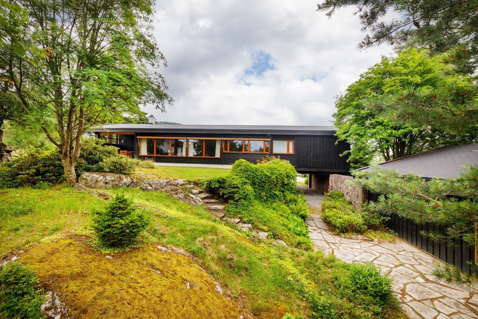 Flott arkitekttegnet villa med stort sidebygg, tidligere benyttet som badehus. Galleribilde