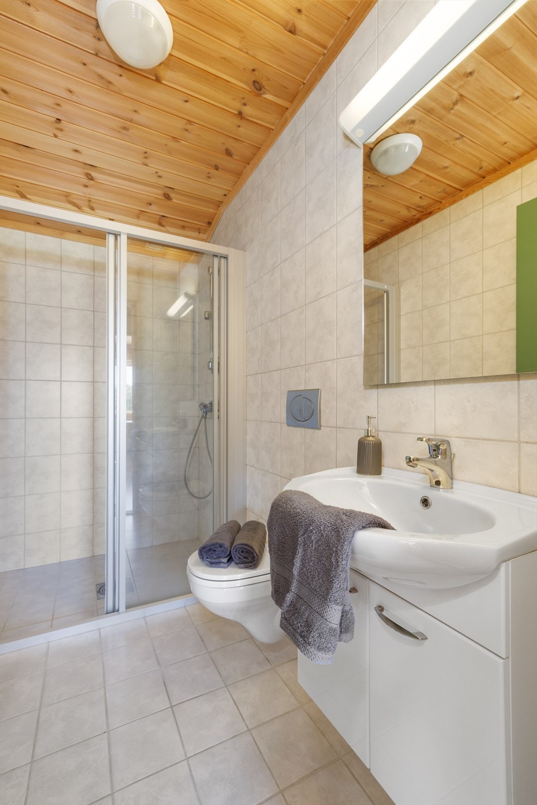 Gjestebad og toalett med vannbåren varme i gulvet. Galleribilde