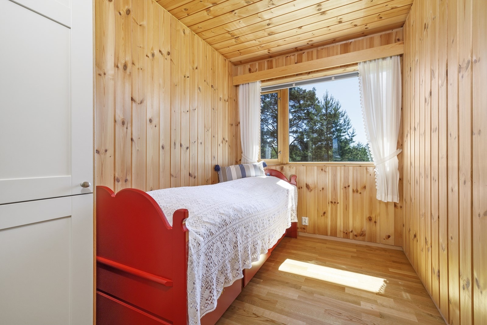 Soverom med garderobeskap. Galleribilde