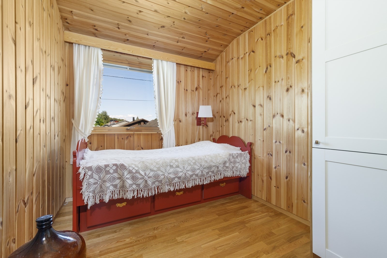 Soverom med garderobeskap. Galleribilde