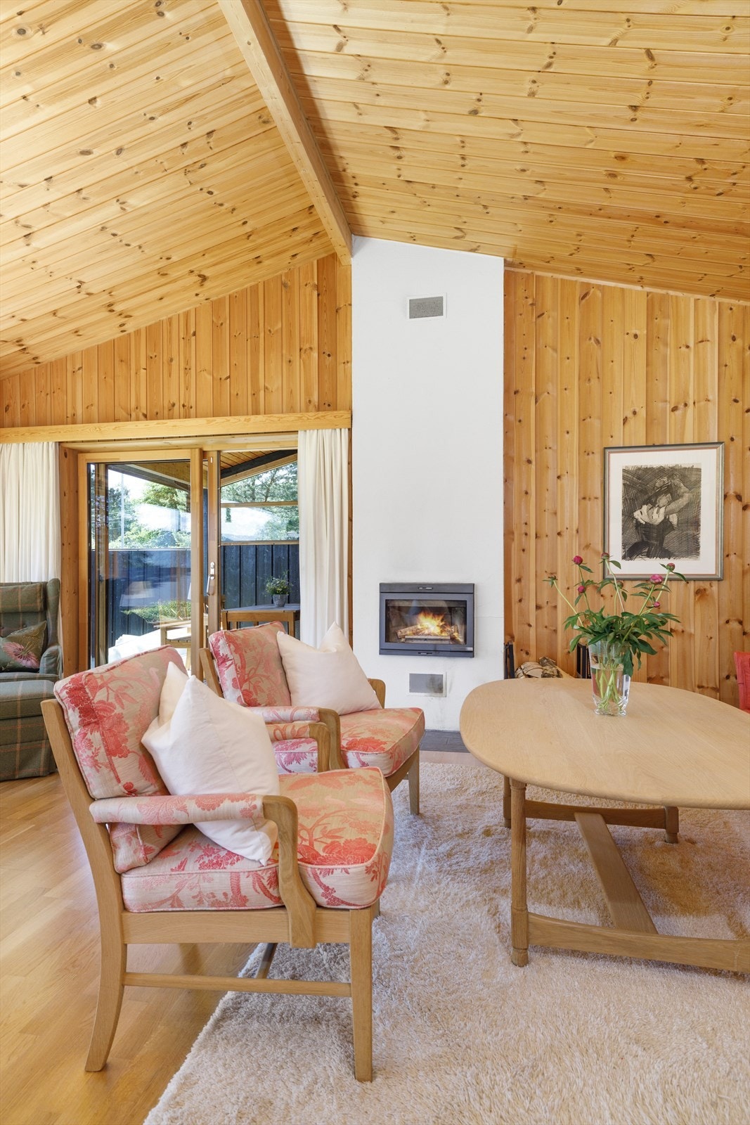 Nydelig klassisk stue med røstet himling. Galleribilde