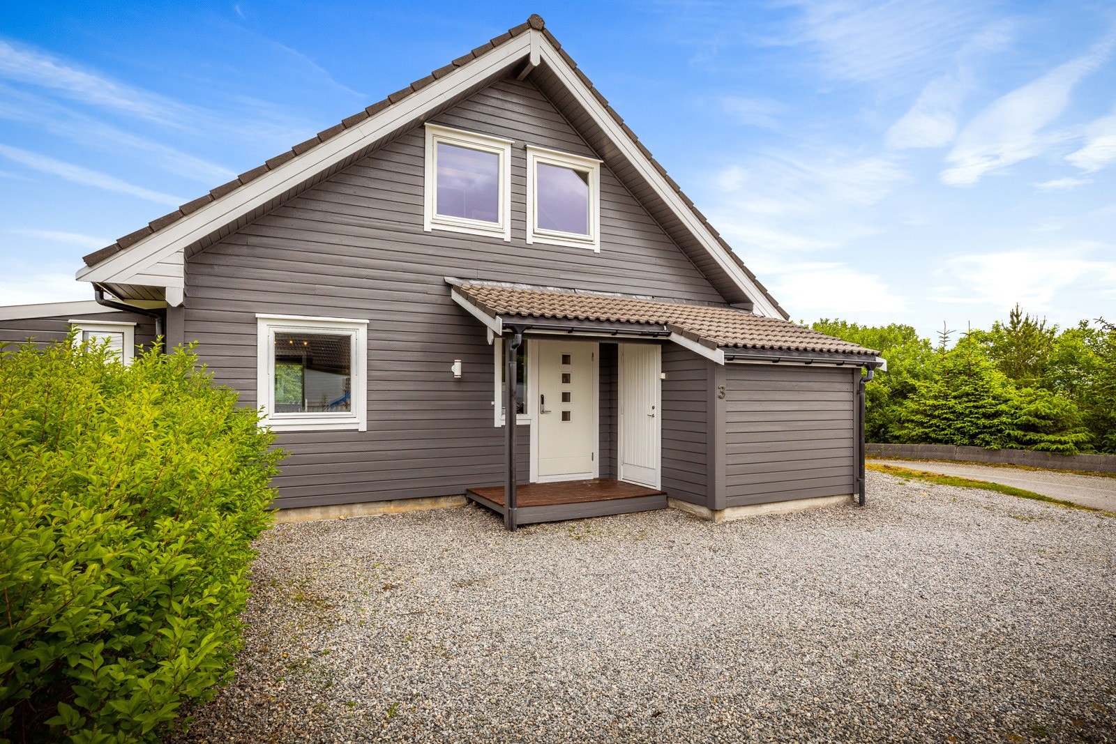 Innholdsrik enebolig med pent opparbeidet hage og svært gode solforhold. Galleribilde