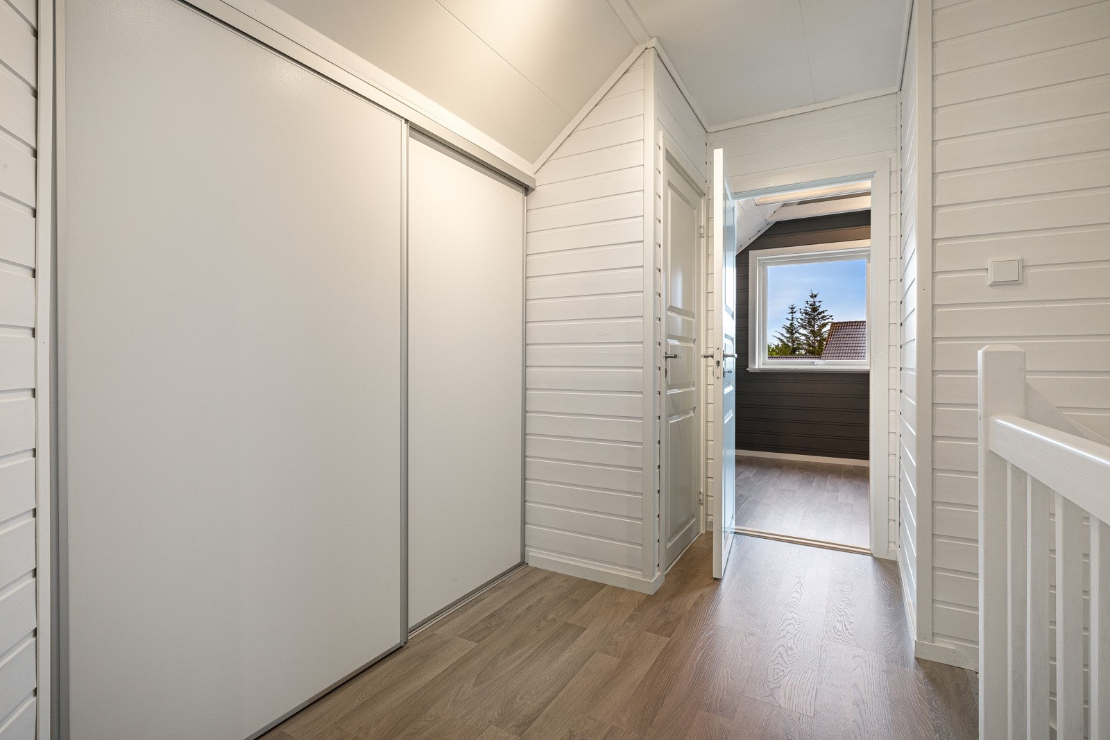 Trapperom i 2.etasje på 6,3 kvm. Praktisk skyvedørsgarderobe. Galleribilde