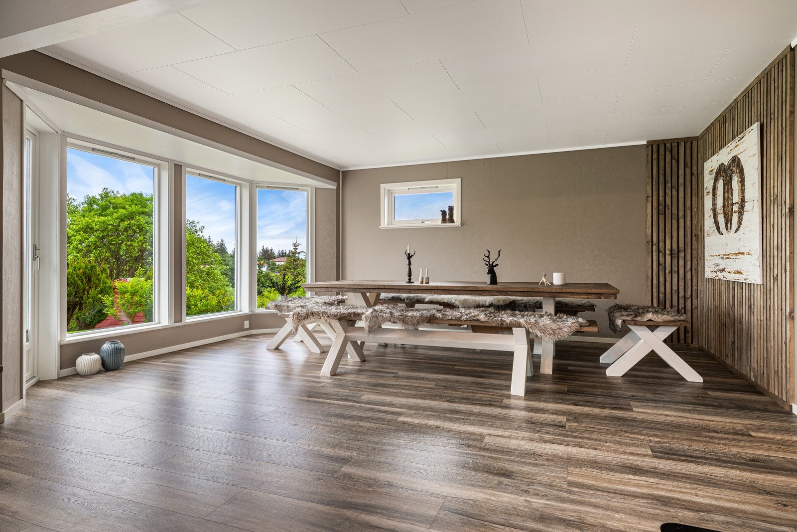 God plass til stort spisebord og salongdel. Galleribilde