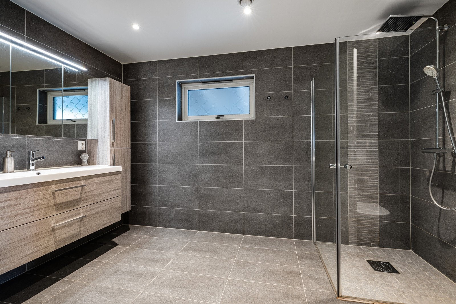 Varmekabler i gulv og downlights i himling. Vegghengt wc. Rør-i-rør system. Galleribilde