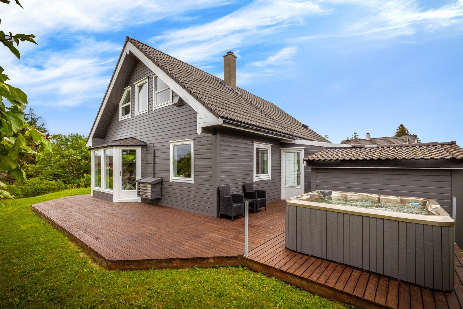 Trivelig hage med flotte uteplasser og Jacuzzi. Galleribilde