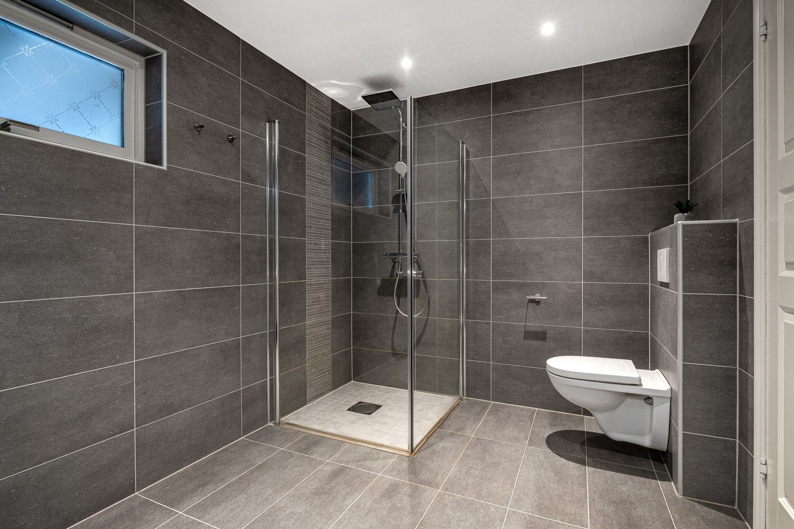 Lekkert bad som var nytt i 2018. Badet er 8,4 kvm. Helfliset bad med innsalg av mosaikkfliser i dusj. Galleribilde