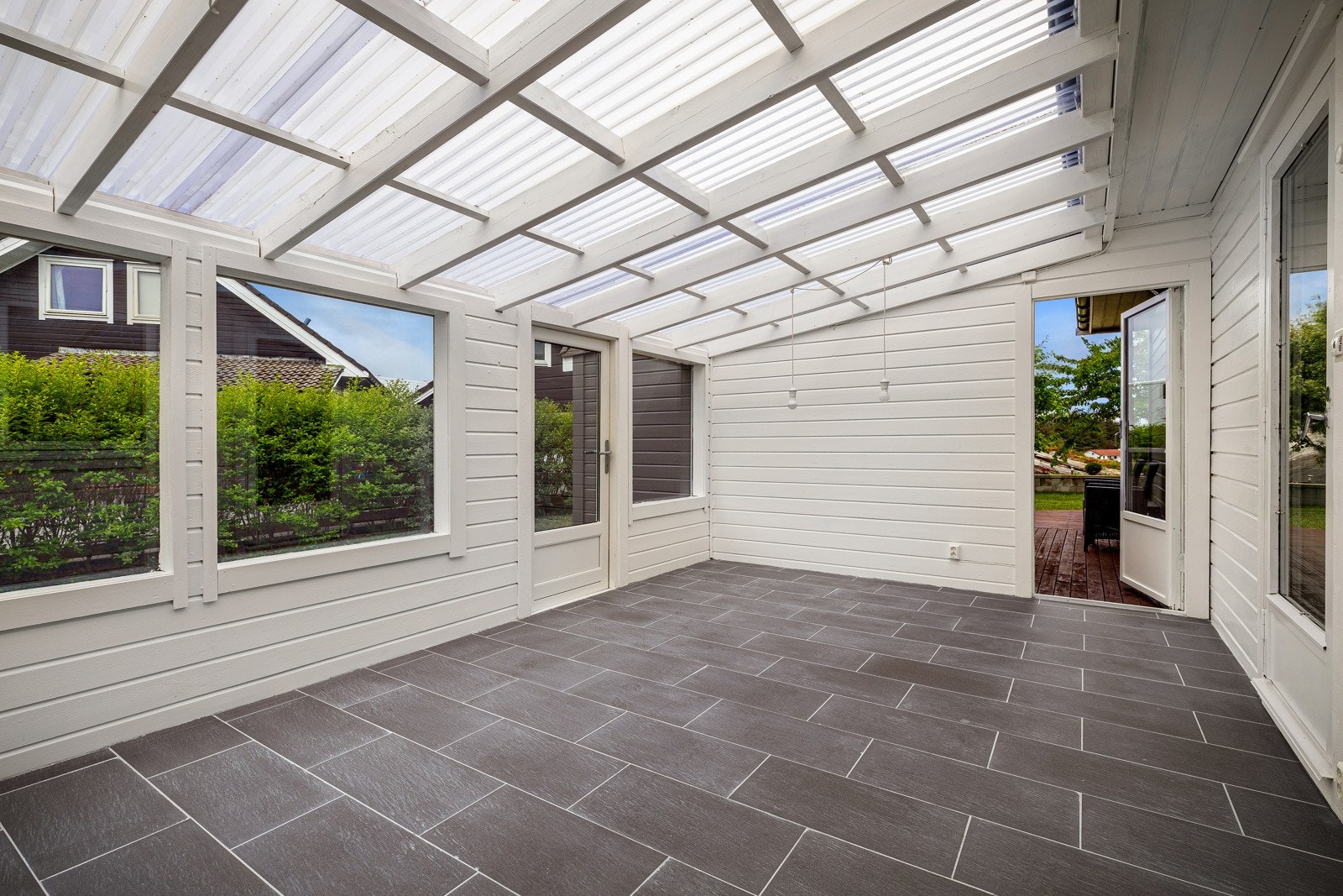 Hagestue med gulvfliser og gulvvarme. Utgang til terrasse. Galleribilde