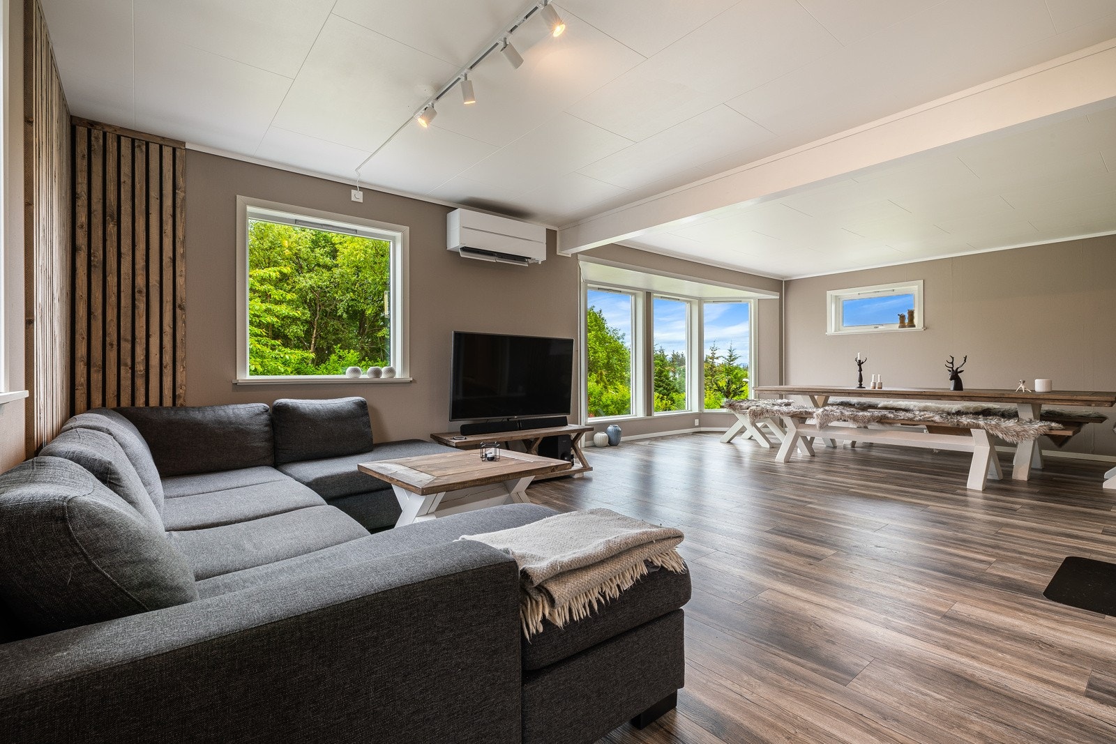 Det er varmekabler i alle rom i 1.etasje bortsett fra vaskerom og utvendig bod. Galleribilde