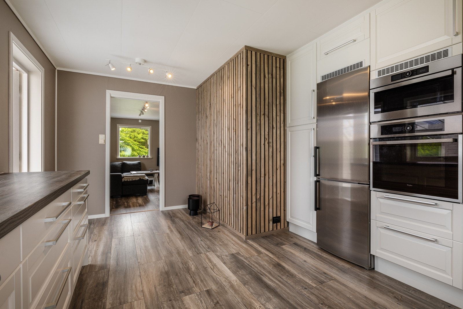 Integrerte hvitevarer: Induksjonstopp, mikro, ovn og oppvaskmaskin. Galleribilde