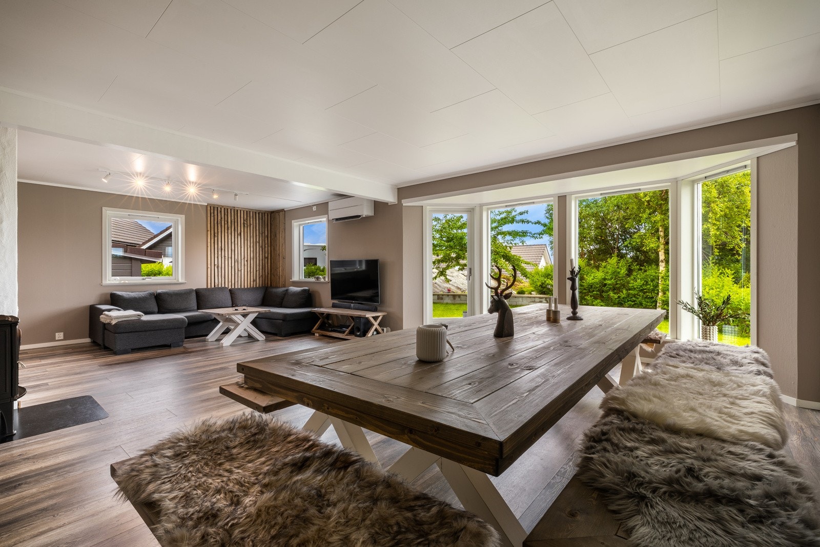 Laminat gulv i stue. Galleribilde