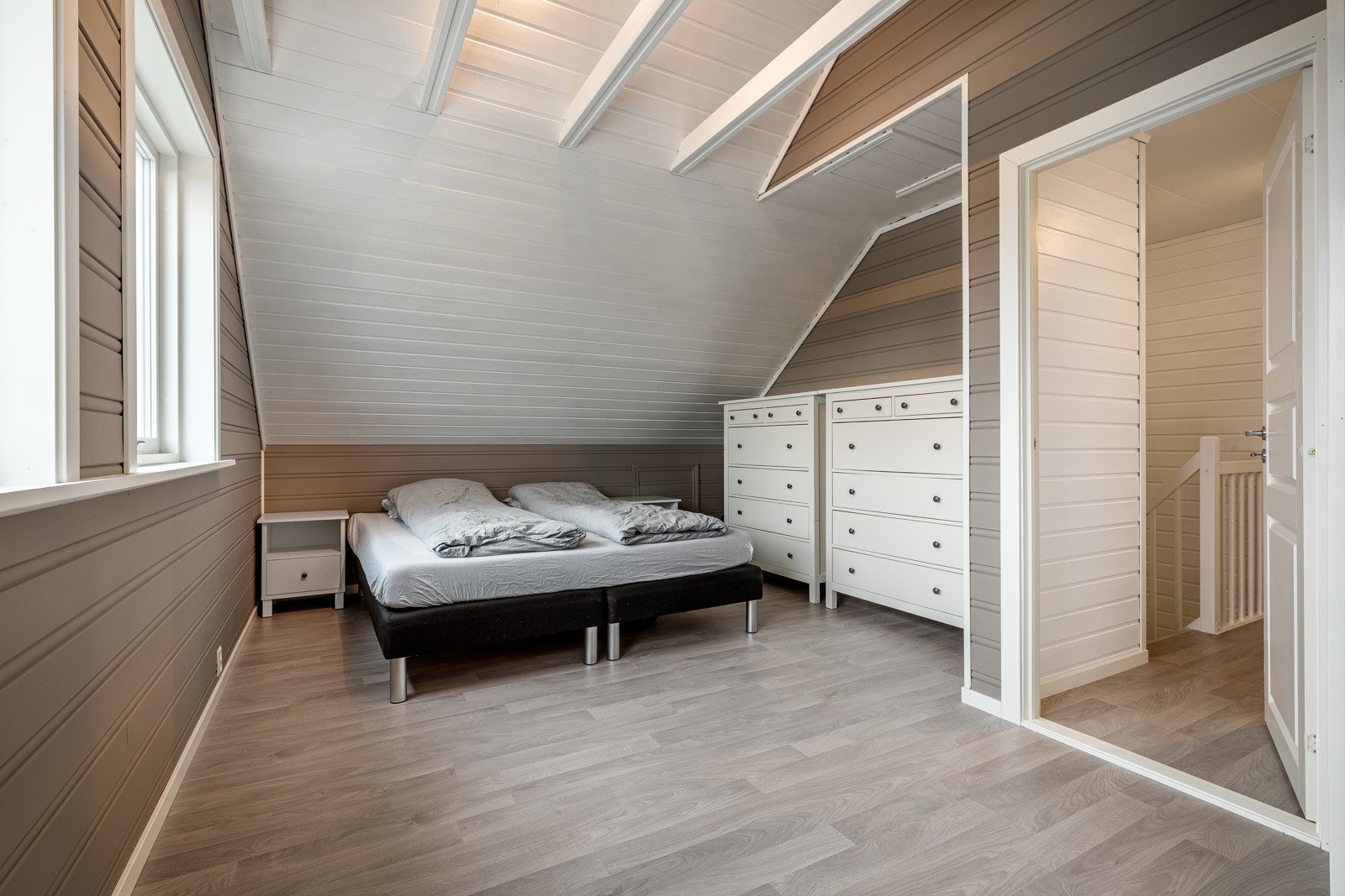 Hovedsoverommet var opprinnelig to soverom, dette kan med enkle grep tilbakeføres om ønskelig. Galleribilde