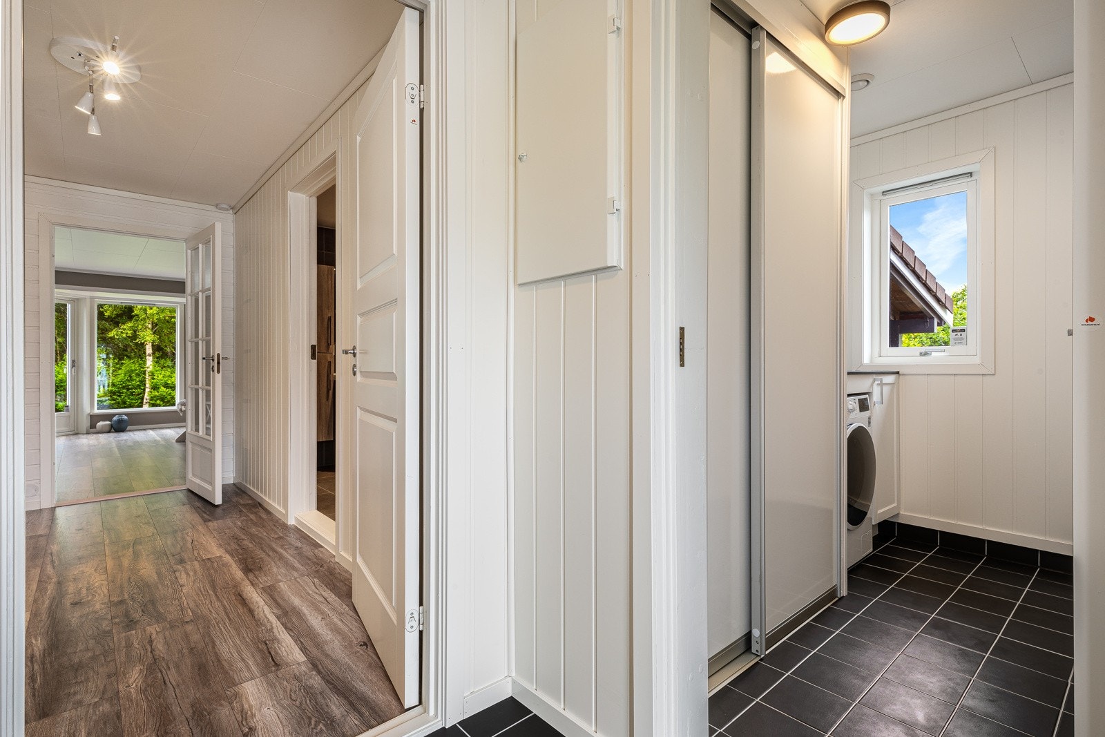 Vaskerom på 3,8 kvm. Fliser på gulv. Galleribilde