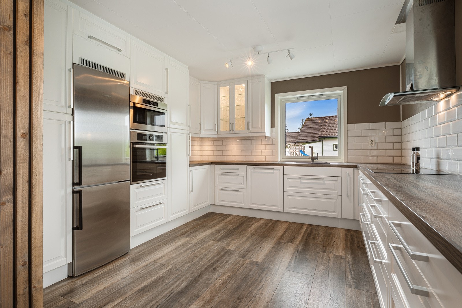 Det ble satt inn ny kjøkkeninnredning fra Epoq i 2016. Innredning i hvit utførelse med profilerte fronter. Laminat benkeplate. Galleribilde