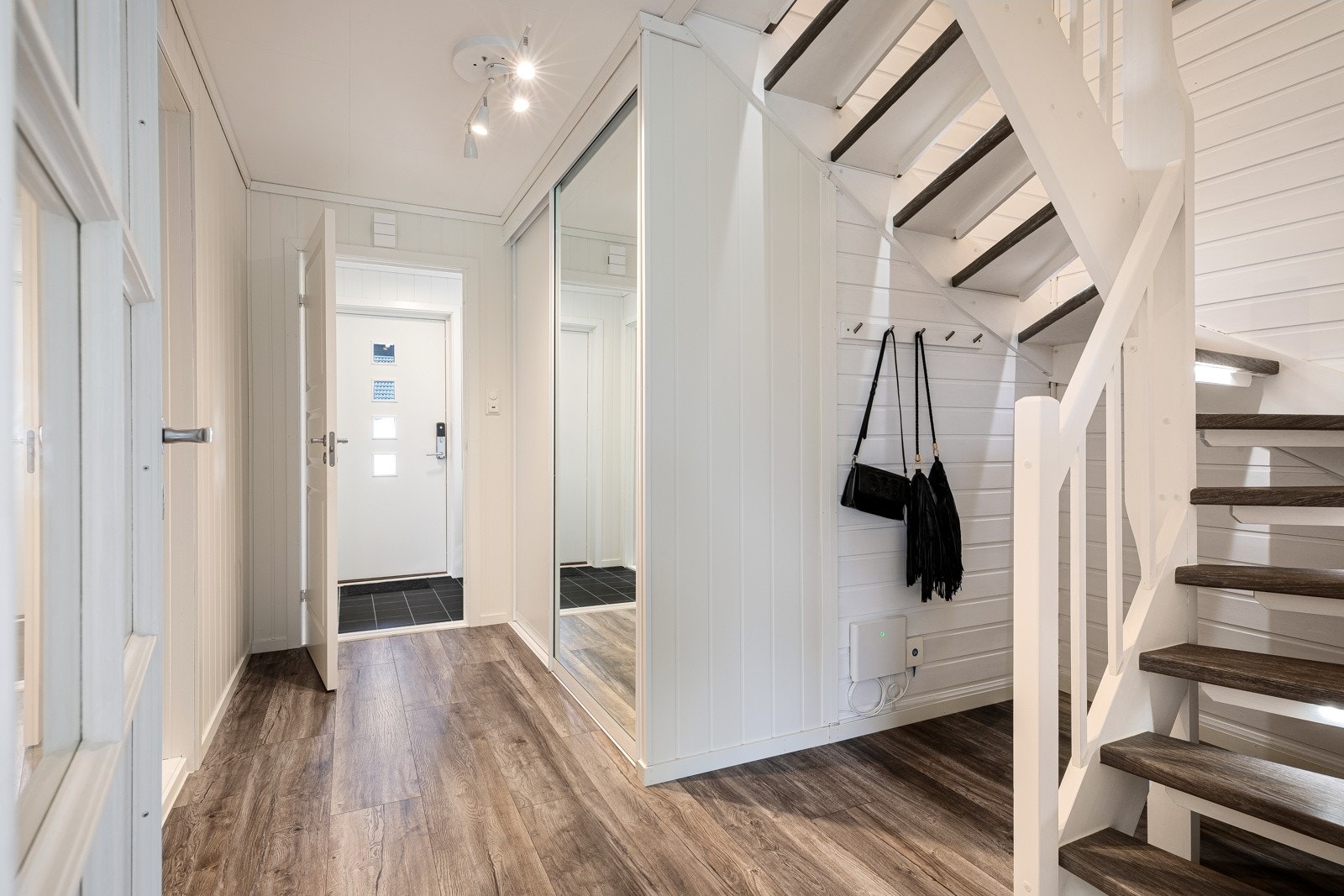 Gang/trapperom på 9,9 kvm. 1-stavs laminat gulv, varme i gulv, stor skyvedørsgarderobe. Galleribilde