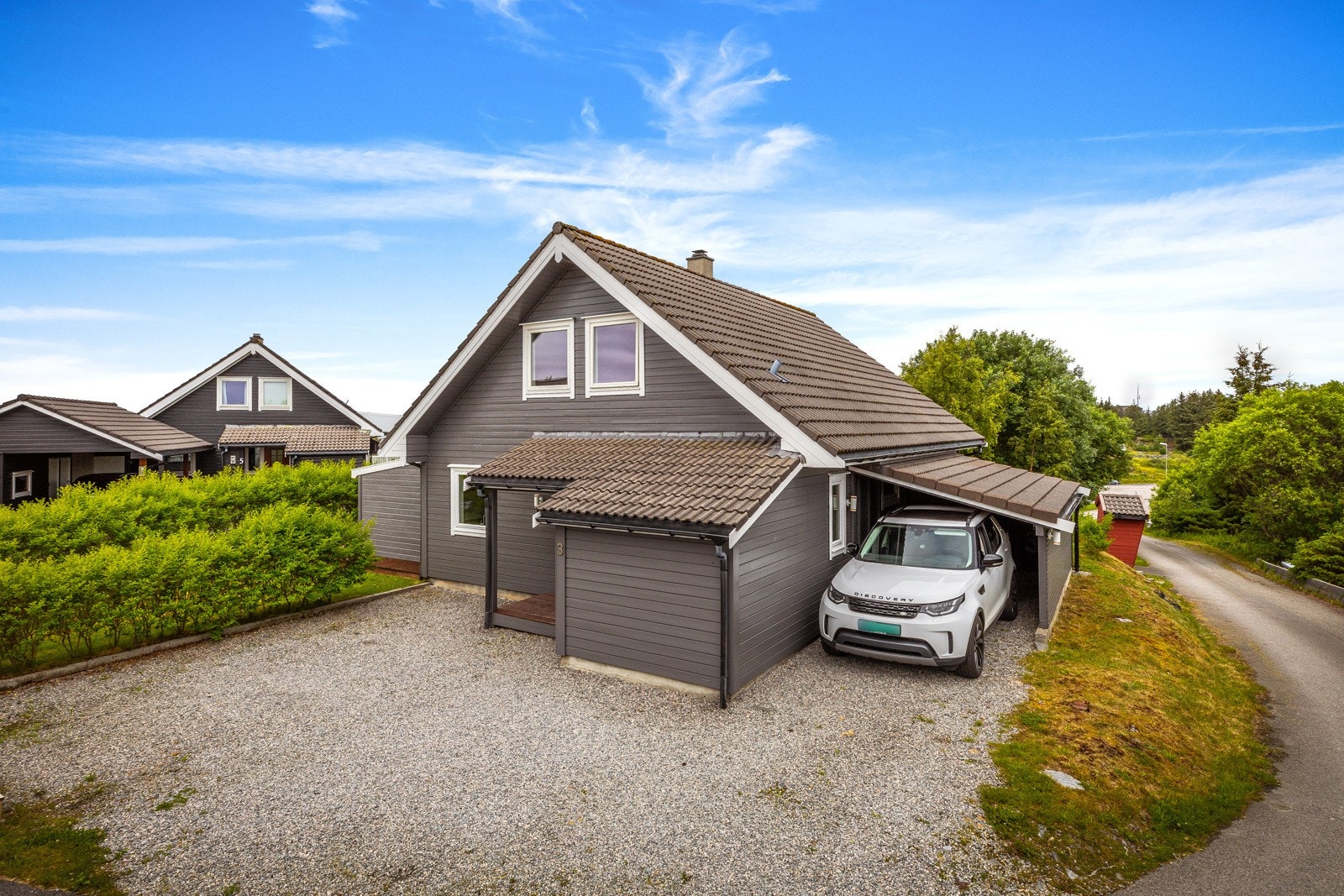 Det er carport samt biloppstillingsplass på egen tomt. Galleribilde