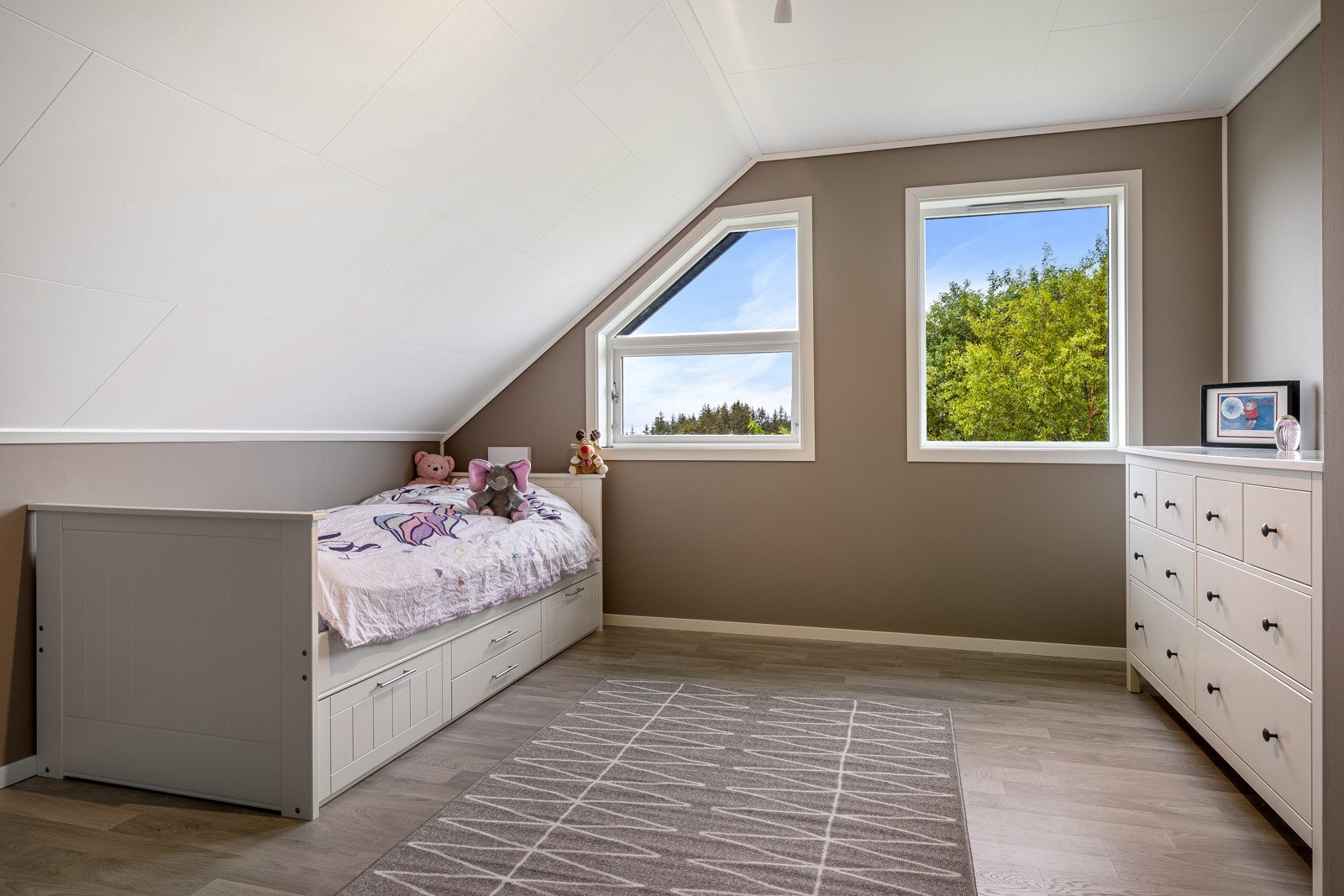 Det er totalt tre soverom i 2.etasje, disse har gulvflate på henholdsvis 9,8- 16,5 og 17,2 kvm. Galleribilde