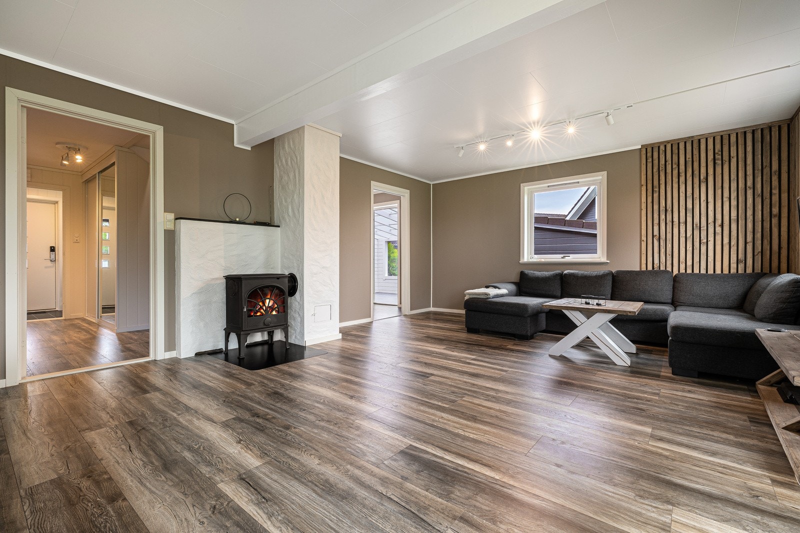 Romslig stue på 39,8 kvm. Vedovn fra Dovre samt installert varmepumpe. Galleribilde